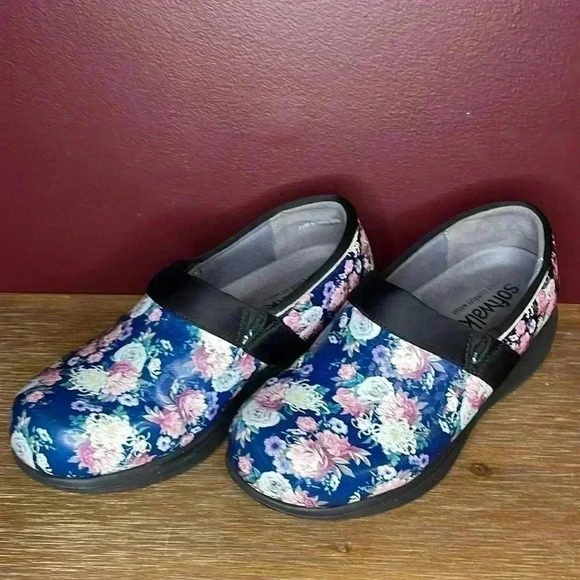 Softwalk Floral Clog - Picture 2 of 12